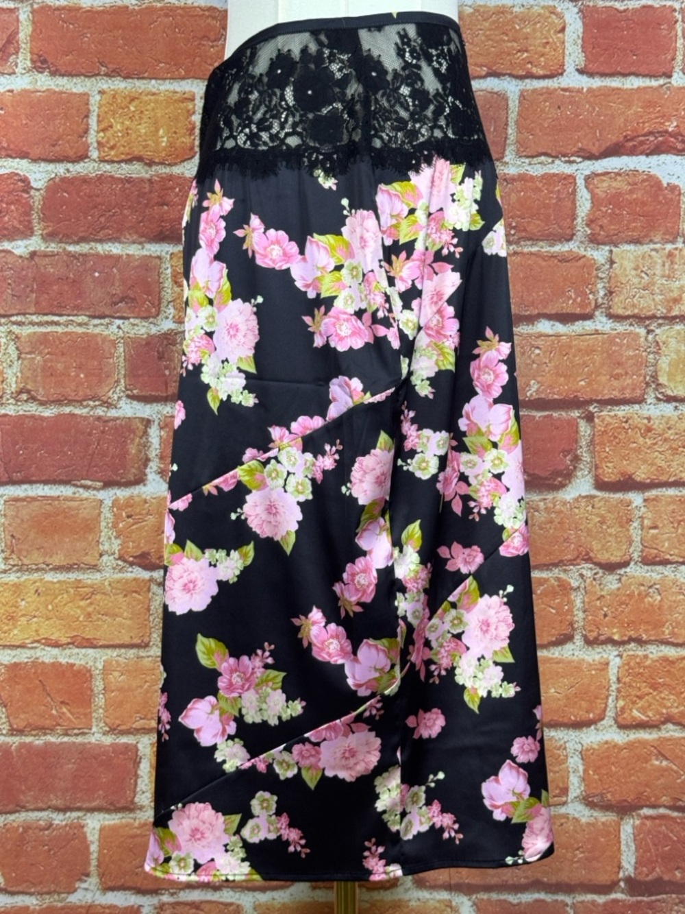 For‎ Love & Lemons Floral Black and Pink Women's Skirt Size Medium - Picture 2 of 15